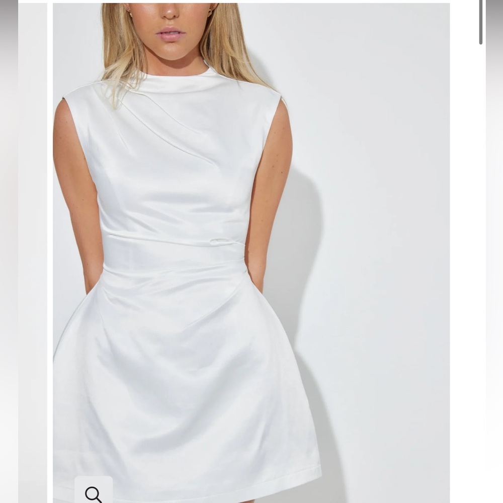 Elegant White Sleeveless Dress